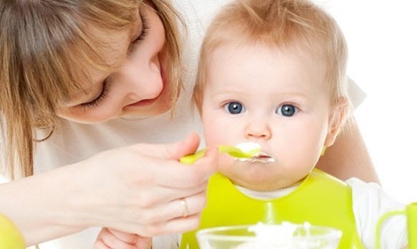 Cho trẻ ăn sữa chua